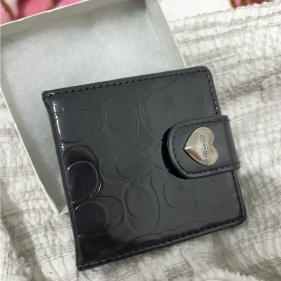 Coach Mirror Black Patent Leather Compact with Heart Snap - Picture 6 of 6